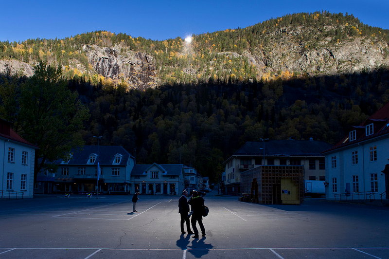 Illustration for article titled This Town's Hilltop Mirrors Light It Up With Second-Hand Sunshine